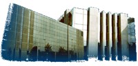 Gevel bekleed met panelen in blauwe hardsteen