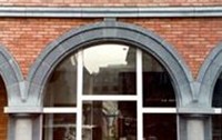 Bogen in blauwe hardsteen van de Oude Graanhalle in Brussel